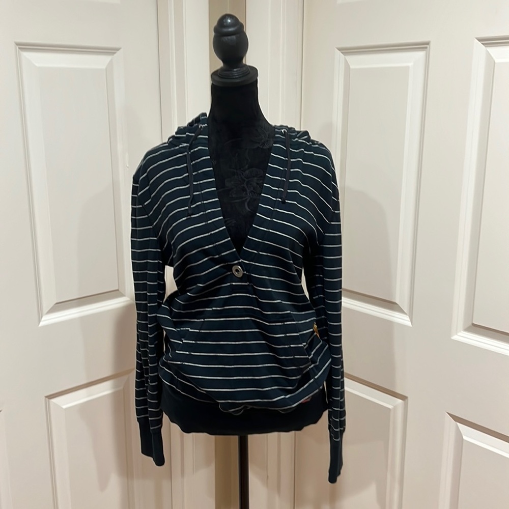 North Face, women’s, large hoodie. 92% cotton/8% elastane. Made in Qiz, Jordan.